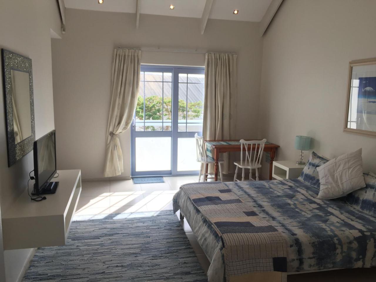 Perfect 10 - 10 To 13 Sleeper Luxury Holiday Home Breakage Deposit Of R2500 Per Weekend Lease Лангебан Екстериор снимка