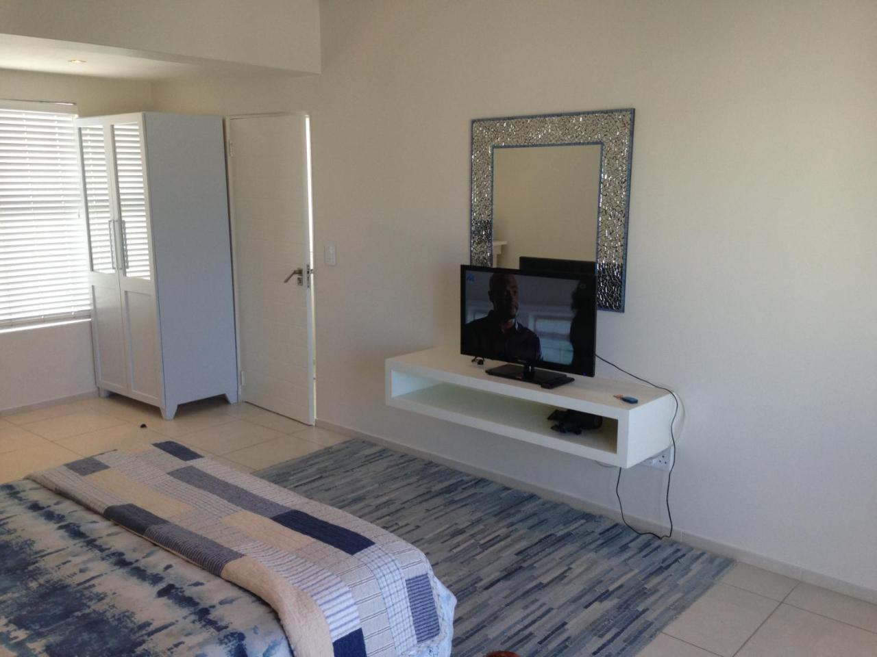 Perfect 10 - 10 To 13 Sleeper Luxury Holiday Home Breakage Deposit Of R2500 Per Weekend Lease Лангебан Екстериор снимка