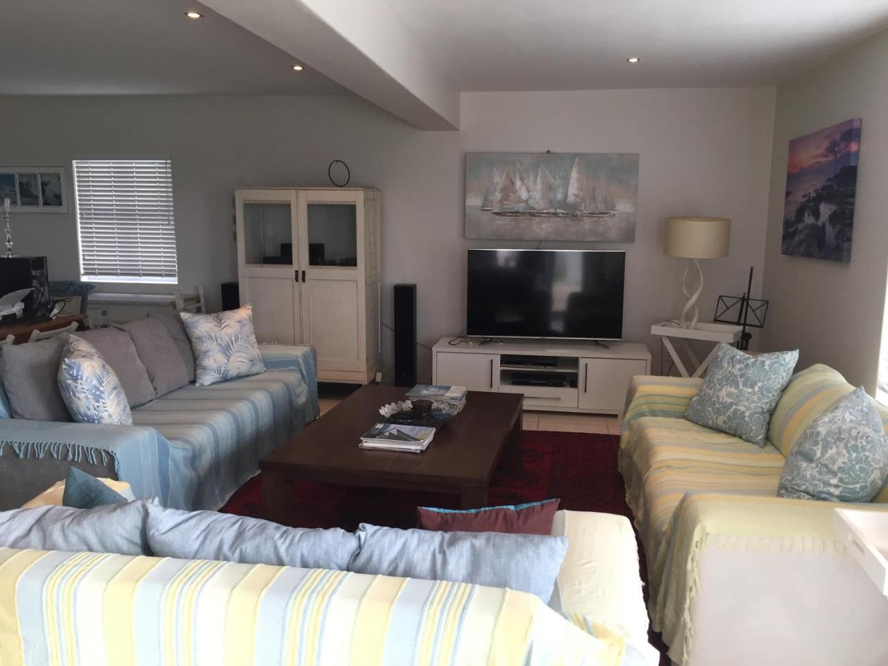 Perfect 10 - 10 To 13 Sleeper Luxury Holiday Home Breakage Deposit Of R2500 Per Weekend Lease Лангебан Екстериор снимка